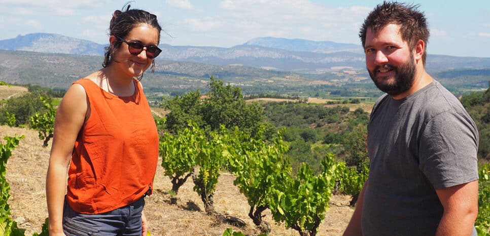 couple de vignerons au cœur des vignes, dans les Pyrénées-Orientales.